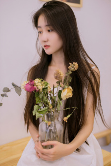 在御花园进入太子妃的小说